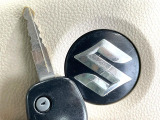 【キーレス】少し離れた場所からでもボタン一つでドアの開錠・施錠ができるのでとっても便利!ドアの鍵穴周りに傷をつけることもありません♪