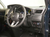見通しのよいすっきりとした視界で、誰でも運転しやすいです。運転のしやすさは疲れにくさにも繋がります高いホールド性で運転姿勢が安定します。長距離ドライブでも疲れにくいのが魅力です