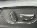 運転席はパワーシートです!背もたれの角度や前後の位置調整など簡単に行えます!