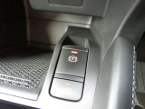 電動パーキングブレーキは、従来の足踏み式に比べ、しっかりと車をホールドしてくれるので安心です。女性の方には特に安心いただける装備です