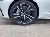 純正ホールはデザイン面でその車種に合うようにトータルでコーディネートされていますので、車両のデザインにしっかり馴染みますね!