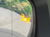【ブラインドスポットモニター】走行中、ドアミラーの死角になりやすい箇所に後続車が接近するとサイドミラーのレンズに警告を表示!ドライバーに注意喚起をしてくれます。