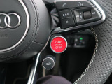 R8では、エンジンのスタートボタンをステアリングホイールに配置。