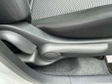 運転席はラチェット式レバーで高さも調整できます