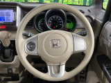インテリアに合わせたデザインのステアリングは、運転される方のことも考え、運転しやすい形状、大きさです。是非一度、実際に触ってお確かめください。