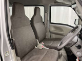 シンプルながら機能性あふれる運転席廻りです。視界性もよく、運転しやすいですよ。