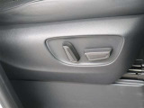 パワーシート搭載。微妙な調整が手軽にでき、ピッタリのポジションで運転することが可能です。