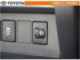 乗車人数や荷物の量などによる車の姿勢の変化に合わせて、ヘッドランプの光軸を調整することができます。
