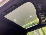 【ガラスルーフ】ガラスルーフ搭載で車内の解放感が一気にアップ!開放的なドライブをお楽しみいただけます。