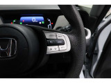 Hondaセンシングの機能のひとつ、アダプティブクルーズコントロール付!アクセルから足を離しても設定したスピードと前車との車間を保ち走行してくれます!車線維持もアシスト☆高速道路で疲労軽減ですね☆