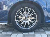 純正アルミホイール。タイヤサイズは185/60R16です。