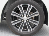 純正14インチアルミホイール。 タイヤサイズは165/55R15。
