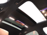 【サンルーフ】閉塞的な空間になりがちな車内の中で、開放感を与えてくれるサンルーフは大人気の装備です!
