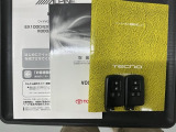 スマートキーは鍵をバッグに入れたままでもドアロックの開閉やエンジンのON・OFFができます。夜間や雨の日も鍵を探さなくて良いので便利です。