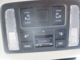 各種機能のボタンがあります。もちろん運転席からの操作も可能。スマートに使いこなしてください。