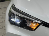 【LEDヘッドライト】悪天候や夜間走行時も良好な視界を確保し安心して運転できる高輝度LEDヘッドライトを装備!点灯速度が早く、消費電力も抑えられています。