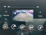 バックビューモニターです。後退時、後方をモニターで直接見ることができます。また高感度カメラですので僅かな光でもくっきりと見ることができるので夜でも安心して駐車出来ます。