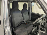 内装工程では、中古車を気持ちよくお乗りいただけるよう清掃しています。ニオイの元となるフロアカーペットまで洗浄・消臭済み?