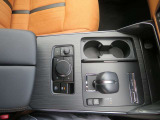 運転席ドリンクホルダーついてます。ワイヤレス充電も付いています。