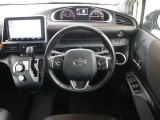 運転席から見たハンドルダッシュまわりになります。