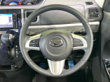 インテリアに合わせたデザインのステアリングは、運転される方のことも考え、運転しやすい形状、大きさです。是非一度、実際に触ってお確かめください。