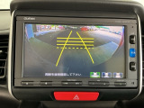 【バックカメラ】運転が苦手な方も車庫入れラクラクです!ギアをリバースに入れれば自動的に切り換わりますので、面倒な操作は不要です♪狭い駐車場もお車を傷つけず安心ですね!