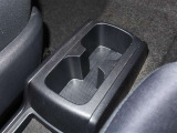 運転席と助手席の間にもカップホルダーがあります!