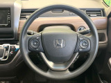 インテリアに合わせたデザインのステアリングは、運転される方のことも考え、運転しやすい形状、大きさです。是非一度、実際に触ってお確かめください。