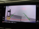 ギアをリバースに入れると車両後方の映像を映し出します。画面にはガイドラインが表示され、車庫入れや縦列駐車などの際に安全確認をサポートします。