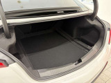 輸入車ディーラーとして長年の経験と実績に基づいた厳格な自社基準による仕入れ、さらに第三者機関を介した客観的な車両状態の鑑定。 私たちの商品は、それらの厳しい品質チェックを経て初めて店頭に並びます。