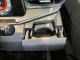 運転席側前部にドリンクホルダーあります♪運転中でも手が届きやすい位置にあって使い易いです♪