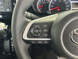 運転中、オーディオの操作をしてて、ハッとしたことはありませんか?ステアリングスイッチは、運転中でもハンドルでオーディオの操作が可能です。安全なドライブをサポートします。