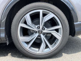 20インチ純正アルミホイール装備 全車両に標準装備の純正アルミホイールは、純正ならではのバランスの良いデザインと、走行安定性をお楽しみ頂けます。