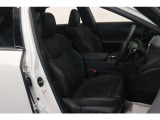 【運転席】ブラック基調のインテリアにハーフレザーシート(本革/ファブリック※メーカー基準)。パワーシートでお好みの位置に座席を設定可能です。シートヒーター・フロアマット付です。