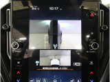 左右のサイドカメラ映像を同時に表示し、車両周囲の死角をしっかりカバー。狭い道や駐車時の接触リスクを減らし、安心して操作できる視界を確保します。