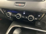 フルオートエアコンが装備されています!お好みの温度設定をするだけでエアコンの風量やモードの切り替えを自動でコントロールしてくれます!ユーザーの操作が少なく燃費走行にもつながります!
