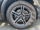 【アルミホイール】19インチのAMG5スポークアルミホイールを装着