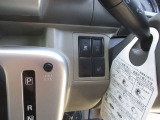 各種機能のボタンがあります。もちろん運転席からの操作も可能。スマートに使いこなしてください。