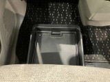 助手席の下にはトレーが付いていますので外部からも見られたくないものも収納出来ます。