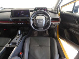 革巻きステアリングで快適な操作性の運転席です。
