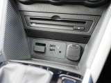 CD/DVD再生プレーヤーとフルセグTVチューナーを装備しています。また、USB端子も備えています。