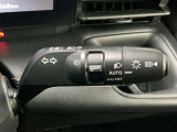 【オートライト】車のセンサーが周囲の明るさを感知し、自動でヘッドライトを点灯・消灯する機能です。この機能は夕暮れ時の交通事故が多い時間帯の安全性を高めてくれます。