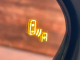 【ブラインドスポットモニター】走行中、ドアミラーの死角になりやすい箇所に後続車が接近するとサイドミラーのレンズに警告を表示!ドライバーに注意喚起をしてくれます。