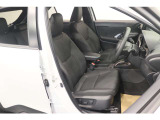 【運転席】ブラック基調のインテリアにハーフレザーシート(合皮/ファブリック※メーカー基準)。パワーシートでお好みの位置に座席を設定可能です。シートヒーター・フロアマット付です。