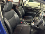 運転席の画像です。足元やシートまわりに余裕があり、リラックスした姿勢で運転が可能です。視界も良好で操作系へのアクセスもしやすく、快適で安心感のあるドライブをサポートします。