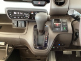 【eコンスイッチ】低燃費運転をサポートするECONモード。スイッチをONすると、エンジンやトランスミッション、A/Cなどを協調制御し、燃費の向上に貢献。エコドライブの効果を高めます。