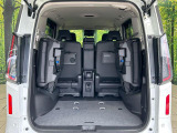 後席を格納すると、これだけの広さが!シーンに合わせたシートアレンジで、大きな荷物も積むことが出来ます♪