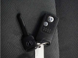 ◆スマートキー◆カギをバッグやポケットに入れたままでもドアロックの開閉ができる『スマートキー』付き!雨天や暗くなってもカギを取り出す必要がなくドアの開錠&エンジンも始動できます