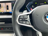 運転中にもオーディオの音量やFMの切り替えなどステアリングでの操作で切り替え可能なため、ステアリングから手を放す必要がない為、運転中でも操作が簡単でございます。