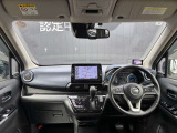 大きいフロントガラスで運転席からの視界も良好です♪♪室内空間も広々なので圧迫感なくお乗りいただけます。